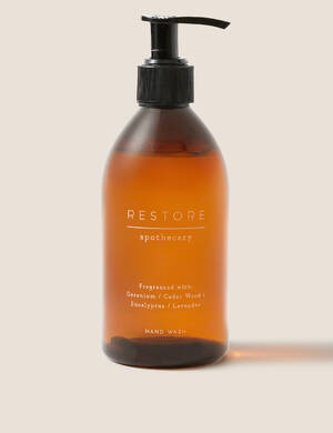 marksandspencer apothecary T224912NC vegan mydlo na ruce apothecary restore s oleji z pelargonie a cedroveho dreva a eukalyptu a levandule 199Kc.jpg
